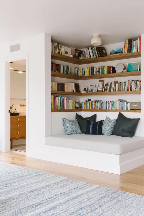 un angolo accogliente con ripiani incorporati e un comodo divano letto è uno spazio fresco per trascorrere un po 'di tempo a leggere e rilassarsi