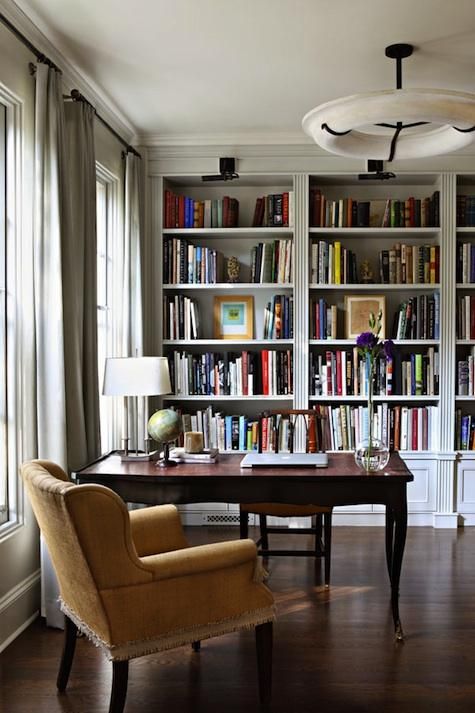 un elegante ufficio in casa con librerie incorporate, una scrivania e una sedia raffinate è un posto fantastico dove stare