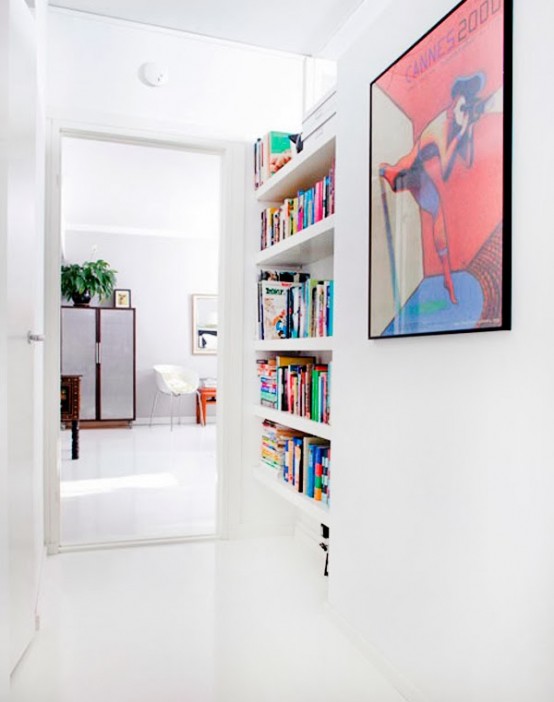 un piccolo angolo scomodo con ripiani incorporati è un modo elegante e intelligente per riporre i tuoi libri e risparmiare spazio