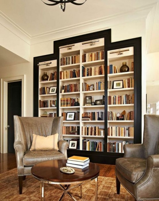 un soggiorno raffinato con un intero gruppo di scaffali per libri incorporati incorniciati in nero è un pezzo molto elegante e alla moda