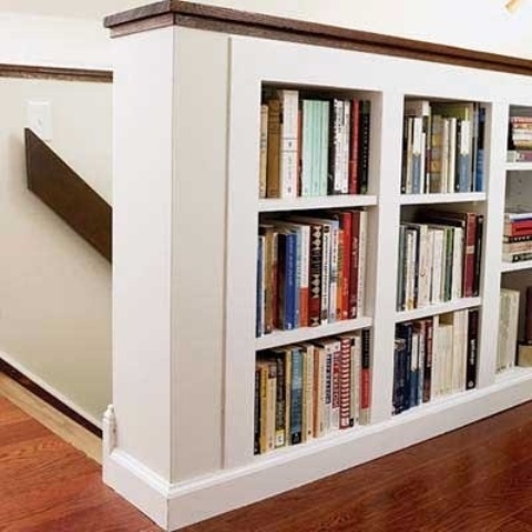 le librerie integrate nelle ringhiere sono un bel modo per accentuare le scale e conservare alcuni libri