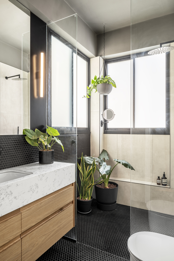 Il bagno ha un design molto fresco e accogliente basato su colori neutri caldi e motivi eleganti