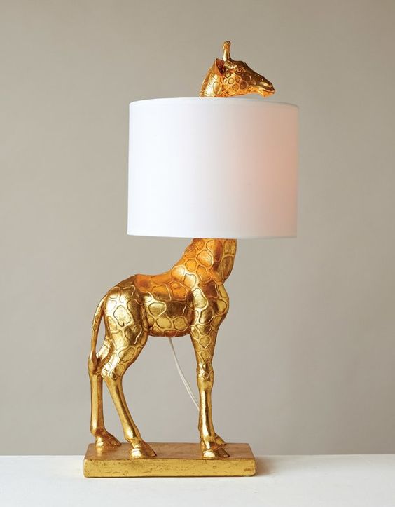 una bizzarra lampada da tavolo giraffa dorata con un elegante paralume aggiungerà un tocco stravagante alla tua stanza e la renderà raffinata