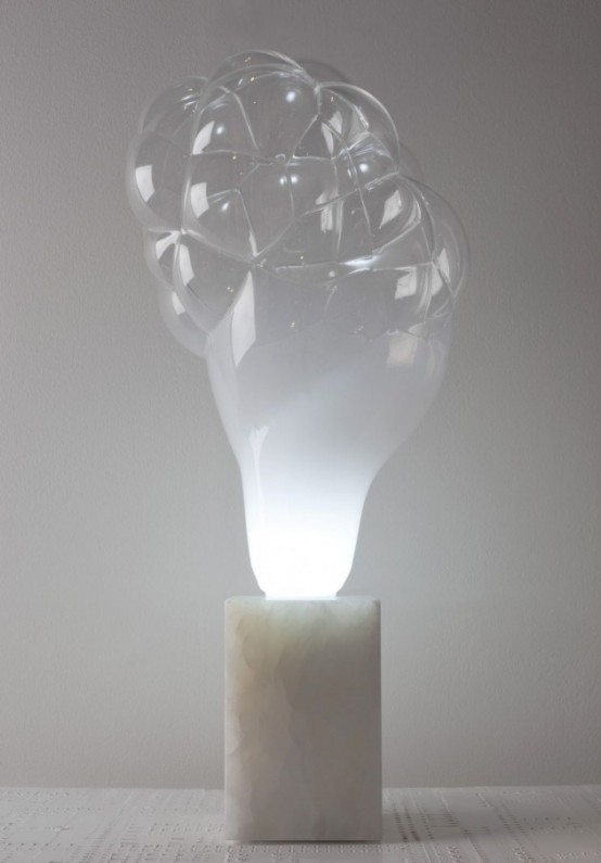 un'esclusiva lampada da tavolo ispirata alle bolle con una base in pietra bianca e un insolito piano a bolle