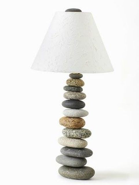 una lampada da tavolo costiera con una base in ciottoli e un paralume bianco per una spiaggia o una casa costiera