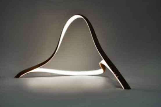 una lampada a LED curva creativa è perfetta per uno spazio moderno o minimalista che darà forma allo spazio