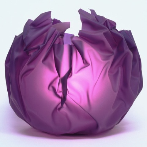 una lampada da tavolo a sfera in tessuto viola con molte pieghe è fresca e audace e porterà molto colore nello spazio
