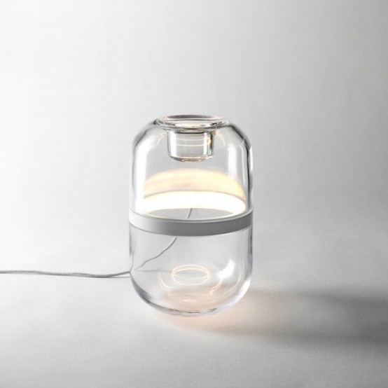 una lampada da tavolo in vetro minimalista sembra una capsula con una striscia è un'idea interessante per uno spazio contemporaneo o minimale