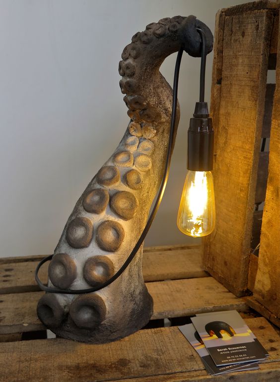 una lampada da tavolo accattivante e fresca di un tentacolo e una lampadina è una soluzione unica e audace da scegliere