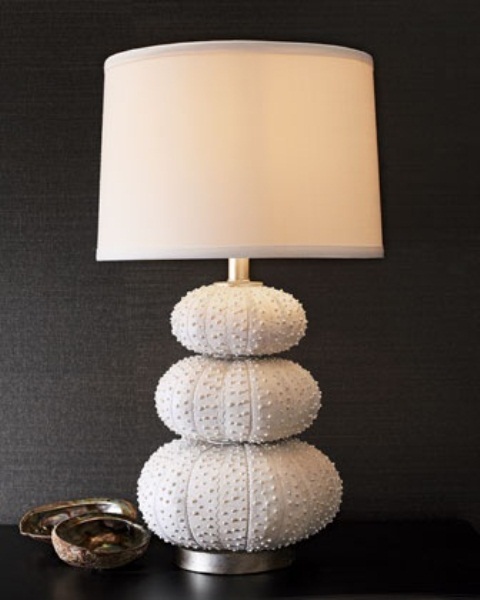 una bella lampada da mare con una base fatta di ricci e un semplice paralume è fresca ed elegante, si adatterà a uno spazio moderno