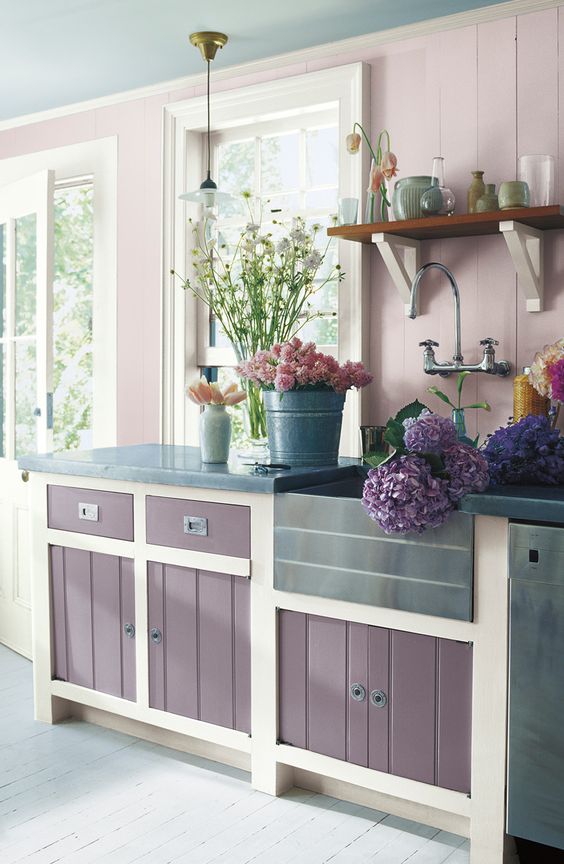 una cucina da fattoria viola e arrossire con tocchi di bianco per rinfrescarla sembra molto romantica e molto invitante