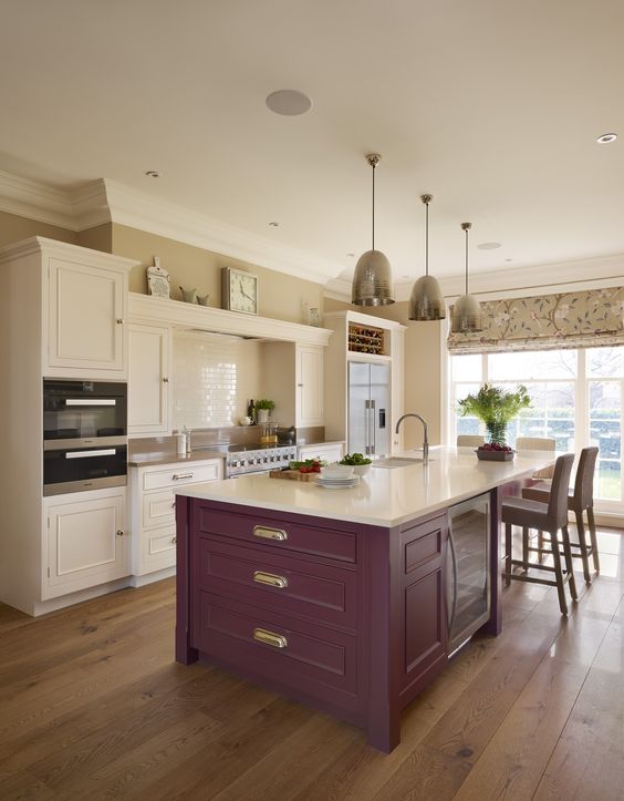 una cucina neutra con un'isola cucina viola e lampade a sospensione metalliche è un'idea elegante e alla moda per il rock