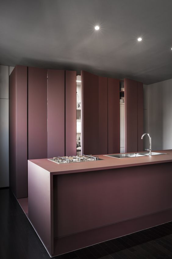 una cucina viola minimalista tutta rivestita di pannelli per renderla super elegante e quasi invisibile