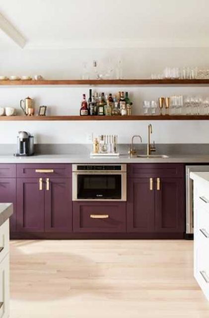 una cucina viola con solo mobili inferiori e scaffali aperti al posto delle superiori è uno spazio elegante e chic