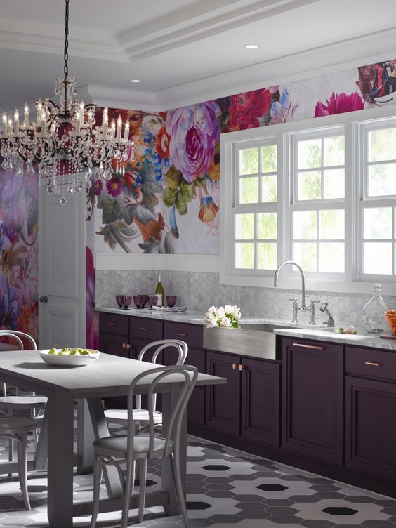 una raffinata cucina viola con piastrelle esagonali in marmo, un'opera d'arte floreale luminosa di grandi dimensioni e un lampadario di cristallo