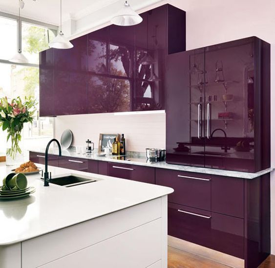 una cucina viola super luminosa e succosa con un backsplash bianco e un'isola da cucina bianca è minimal e chic
