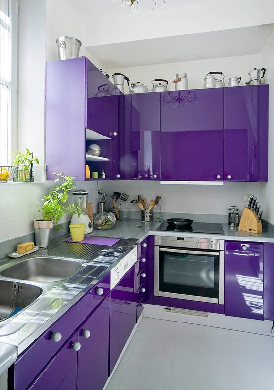 una cucina viola audace con ripiani in metallo e manopole bianche è un'idea elegante e super accattivante