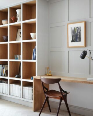 un bellissimo ufficio in casa minimalista con librerie incorporate e una piccola scrivania incorporata è uno spazio elegante