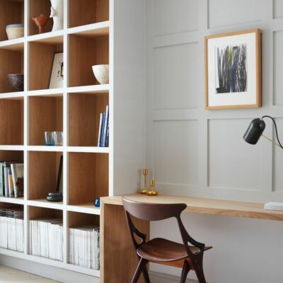 un bellissimo ufficio in casa minimalista con librerie incorporate e una piccola scrivania incorporata è uno spazio elegante