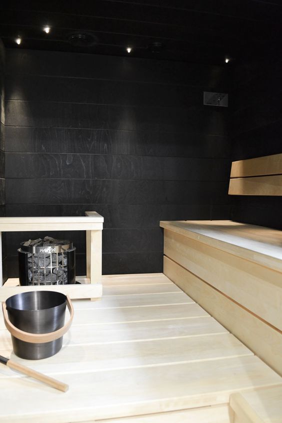 un bagno turco in contrasto bianco e nero con pareti nere e mobili in legno tinto di luce è bello