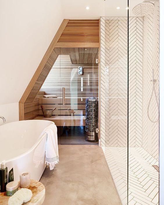 un piccolo bagno turco mansardato con una finestra, rivestito di legno è fantastico per fare caldo lì dentro