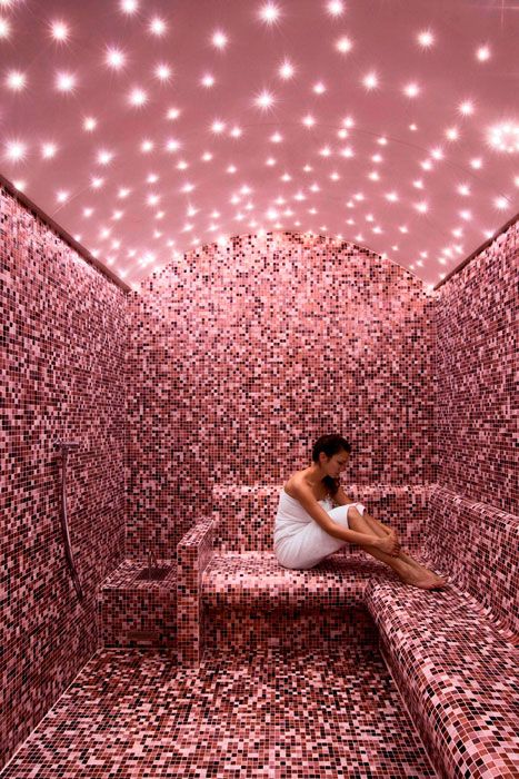 un bagno turco rosa rivestito di piastrelle a mosaico e con luci incorporate che mettono in risalto un cielo è molto romantico
