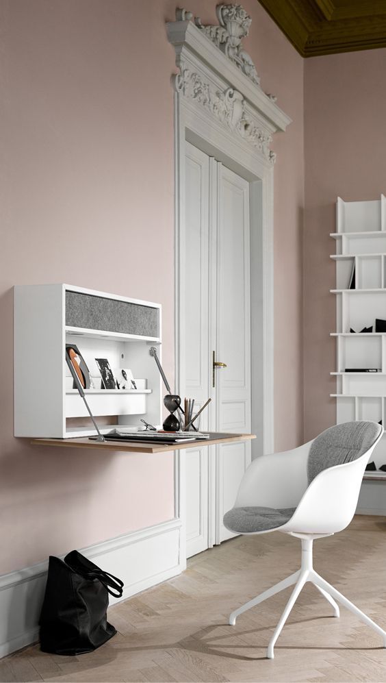 un mobile contenitore minimalista con una scrivania pieghevole e un cassetto all'interno si adatta a qualsiasi spazio minimalista