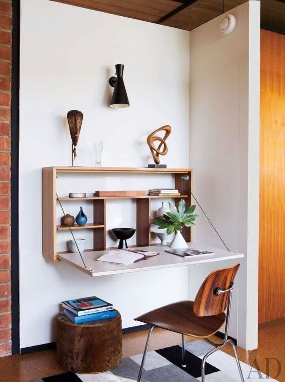 un grande contenitore a parete con una scrivania pieghevole è un'ottima soluzione per un angolo scomodo