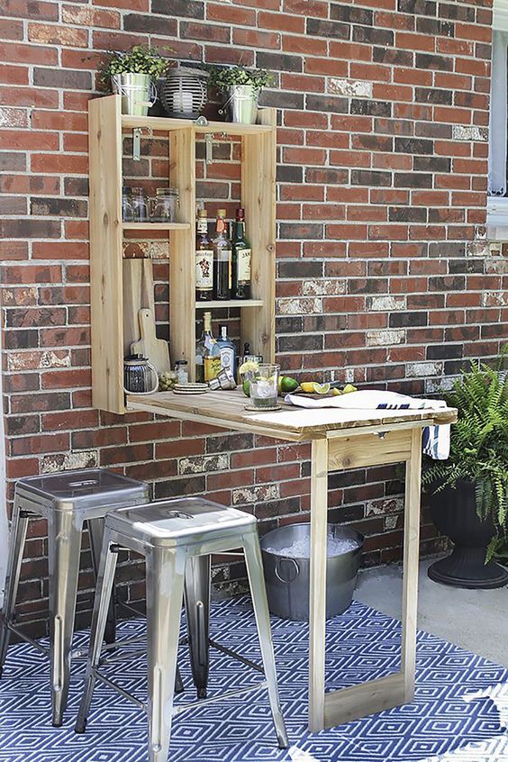 un bar all'aperto rustico in stile tavolo Murphy è un'idea fantastica per un piccolo spazio esterno per rinfrescarti