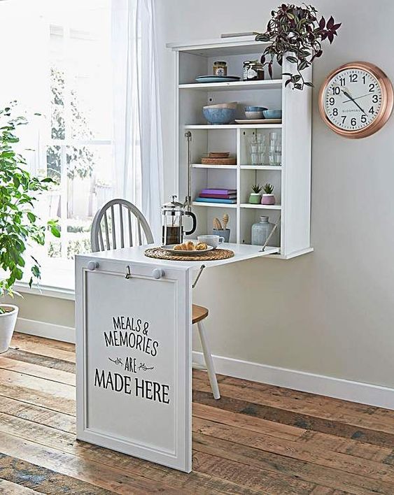 un tavolo da cucina pieghevole a parete sarà un perfetto angolo per la colazione per il tuo piccolo spazio