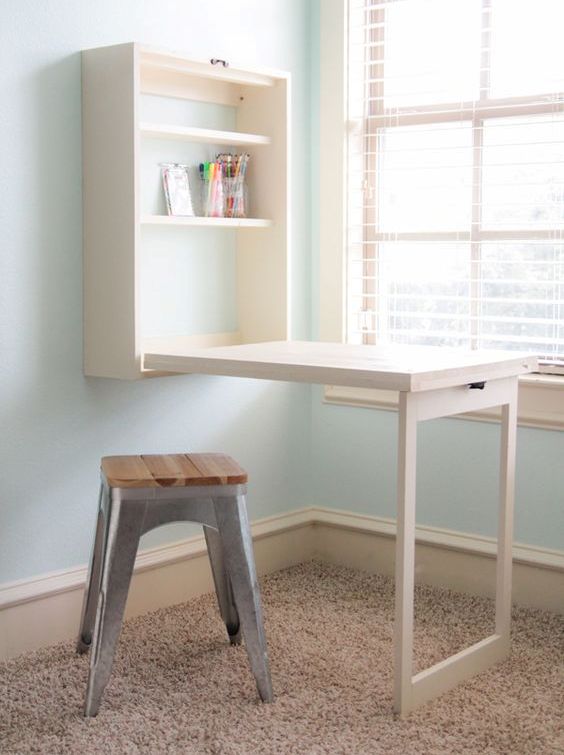 una scrivania Murphy bianca con ripiani portaoggetti è perfetta per gli artigiani che non hanno una stanza separata