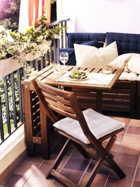 un tavolo e una sedia pieghevoli in legno di IKEA faranno risparmiare spazio sul tuo piccolo balcone, permettendoti di goderti al meglio l'aria fresca