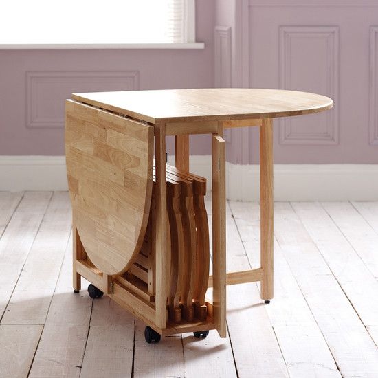 un semplice tavolo da pranzo pieghevole rotondo e alcune sedie pieghevoli nascoste all'interno sono un'ottima opzione per un piccolo spazio interno o esterno