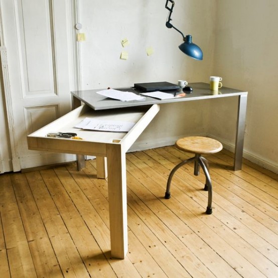 una scrivania con una parte pieghevole che può essere utilizzata per l'archiviazione o per lavorare o è un'opzione creativa
