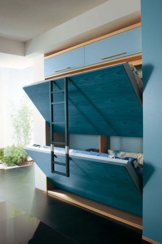 I letti blu di Murphy con una scala sono un'opzione interessante per una cameretta per bambini o per la camera degli ospiti