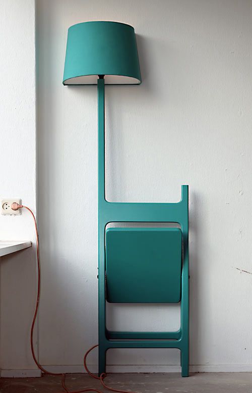 una sedia turchese brillante che può essere piegata e una lampada per decorare la piccola casa