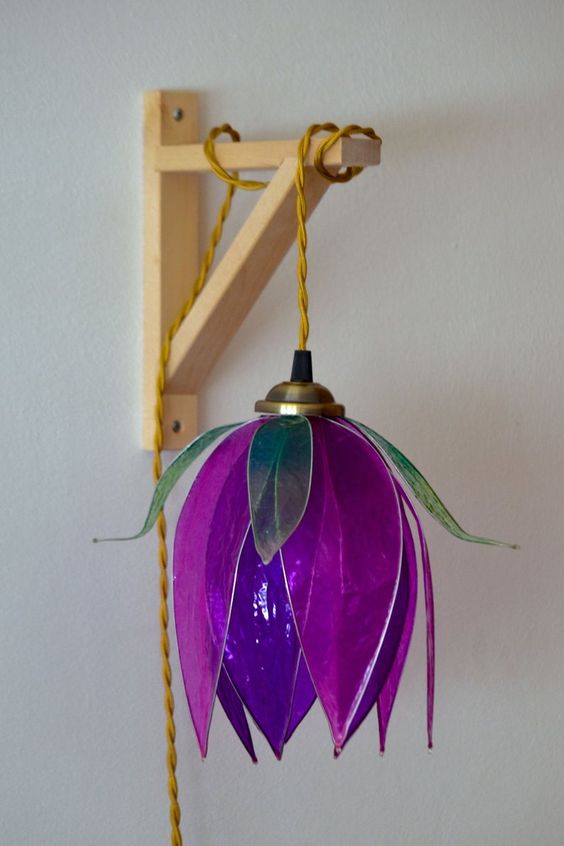 una lampada a sospensione a forma di fiore viola brillante porterà molto colore e una forte sensazione naturale al tuo spazio