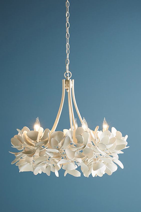un bellissimo lampadario in magnolia bianca porterà un tocco etereo e chic al tuo spazio