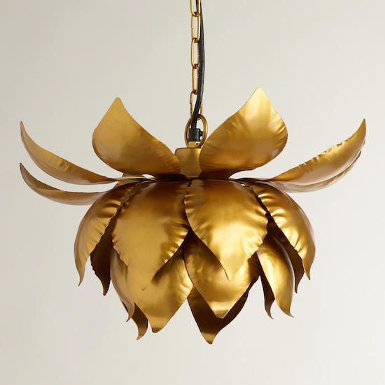 un'elegante lampada a sospensione con loto in ottone su catena è uno splendido apparecchio di illuminazione per il rock