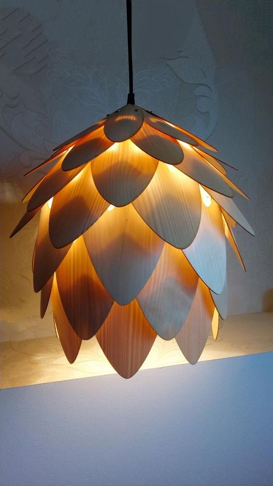 una lampada a sospensione creativa in compensato che imita un fiore è un'idea interessante per uno spazio moderno