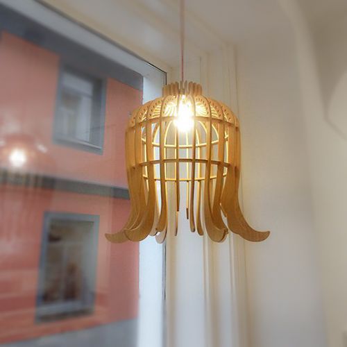 una lampada a sospensione in compensato a forma di fiore è un pezzo creativo e moderno per i tuoi interni