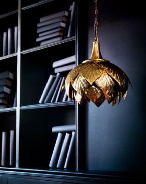 una lampada a sospensione a forma di fiore d'oro è un'aggiunta raffinata e chic a qualsiasi interno