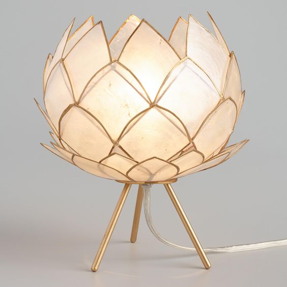 un'elegante lampada da tavolo neutra a forma di fiore con un bordo dorato porterà chic al tuo spazio