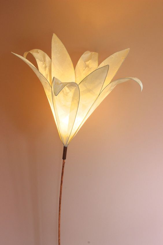 una semplice lampada neutra a forma di fiore come questa renderà discretamente i tuoi interni più intrisi di natura