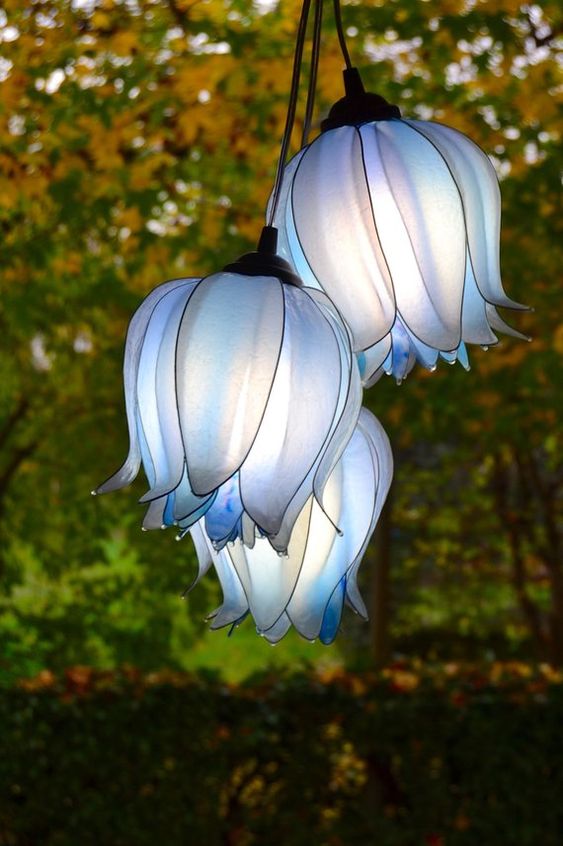 una disposizione di lampade sospese a forma di fiore blu è un'idea audace e fresca per l'arredamento