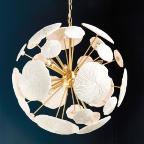 un lampadario rotondo ispirato ai fiori in oro e bianco è un pezzo molto chic e alla moda per una dichiarazione chic