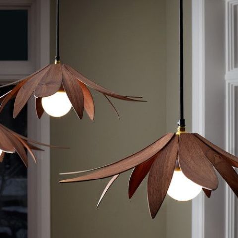 le lampade a sospensione in loto impiallacciato in un ricco tono di legno sono un'aggiunta chic a un interno moderno