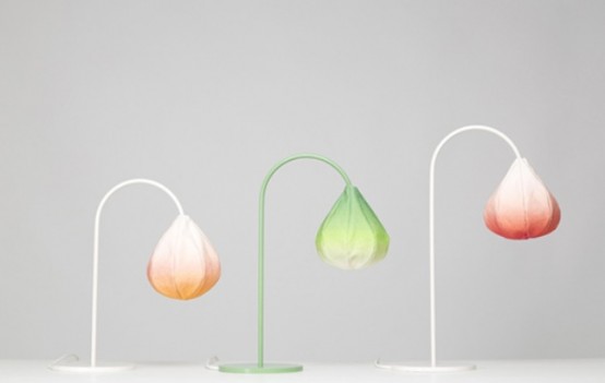 fresche lampade da tavolo ispirate ai fiori in vari colori naturali e con un effetto ombre sul paralume