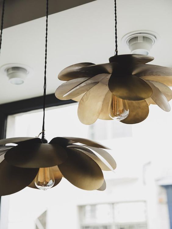 Le lampade a sospensione con grandi petali daranno un tocco naturale a qualsiasi spazio moderno senza sembrare troppo stravaganti