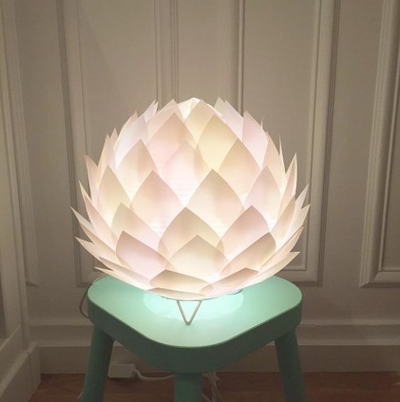 una lampada da tavolo oversize a forma di fiore arrossato su gambe piccole è una splendida dichiarazione per i tuoi interni